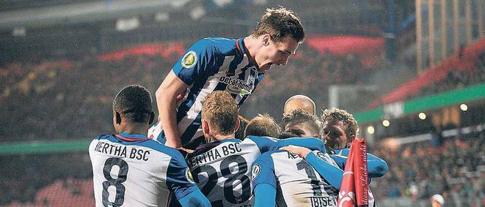 Jubeltraube. Beim letzten Duell zwischen Hertha BSC und dem 1. FC Nürnberg im Pokal-Achtelfinale 2015 freuten sich ausschließlich die Gäste. 