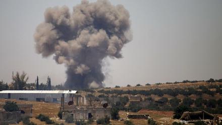 Rauch steigt am 27. Juni über Oppositionsgebieten in der Daraa-Provinz auf.
