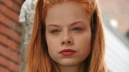 Ambitioniert. Die Tochter des Teufels, gespielt von Emma Bading, will in die Fußstapfen ihres Vaters treten. Doch vorher muss sie sich beweisen.