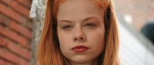 Ambitioniert. Die Tochter des Teufels, gespielt von Emma Bading, will in die Fußstapfen ihres Vaters treten. Doch vorher muss sie sich beweisen.