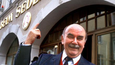 Der Volksschauspieler Walter Sedlmayr steht im Februar 1989 vor seinem Münchner Wirtshaus "Beim Sedlmayr".