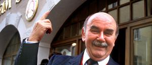Der Volksschauspieler Walter Sedlmayr steht im Februar 1989 vor seinem Münchner Wirtshaus "Beim Sedlmayr".