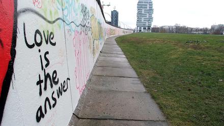 Offenbar ein äußerst romantischer Ort: die East Side Gallery in Friedrichshain