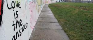 Offenbar ein äußerst romantischer Ort: die East Side Gallery in Friedrichshain