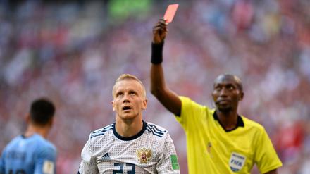 Lass diesen Kelch an mir vorbeigehen: Beim Spiel Uruguay - Russland traf de Rote Karte den Russen Igor Smolnikow. Vor 22 Jahren traf es den Uruguayer Rodrigo Bautista - nach nur 52 Sekunden.