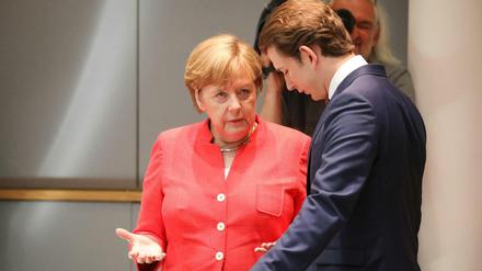 Kanzlerin Angela Merkel (CDU) spricht mit Österreichs Kanzler Sebastian Kurtz auf dem EU-Gipfel.