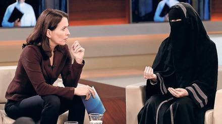Die vollverschleierte Nora Illi (rechts), die Frauenbeauftragte des Islamischen Zentralrats Schweiz, hat sich als Gast bei „Anne Will“ im November 2016 eingeprägt.