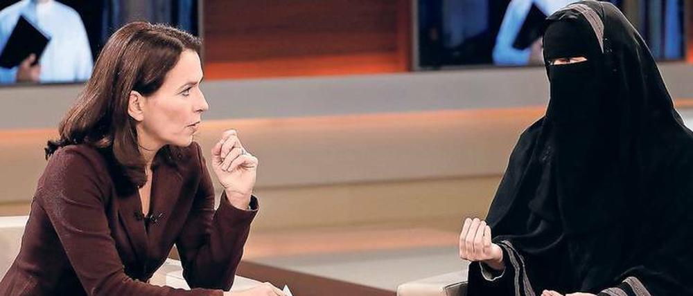 Die vollverschleierte Nora Illi (rechts), die Frauenbeauftragte des Islamischen Zentralrats Schweiz, hat sich als Gast bei „Anne Will“ im November 2016 eingeprägt.