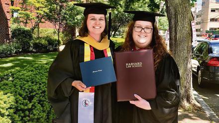Neues Leben. Alicia Daniel (rechts) und Jordon Anderson bei Daniels Abschlussfeier an der Harvard Law School. Foto: privat 