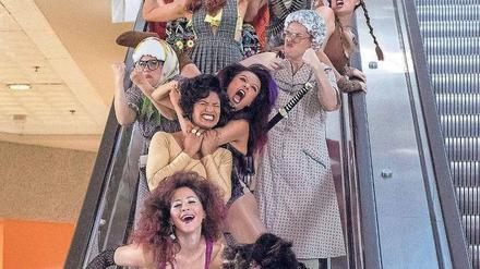 Auf der Showtreppe. Die „Gorgeous Ladies of Wrestling“, Darstellerinnen der Netflix-Serie „Glow“, zwischen Aufstieg und Niederlage. 