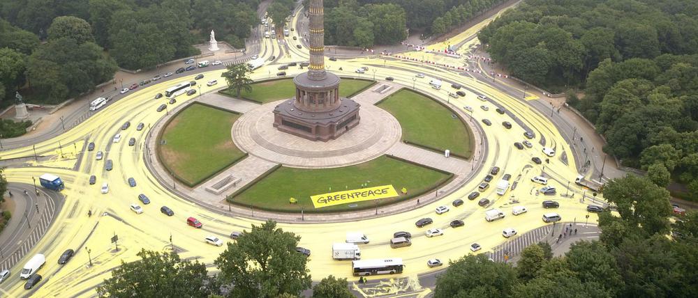 Unter dem Motto "Sonne statt Kohle" haben Greenpeace-Aktivisten gegen die Sitzung der Kohlekommission protestiert.