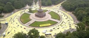 Unter dem Motto "Sonne statt Kohle" haben Greenpeace-Aktivisten gegen die Sitzung der Kohlekommission protestiert. 