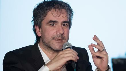 Der Journalist Deniz Yücel liest während der Veranstaltung "Auf die Freiheit" im Festsaal Kreuzberg. 