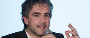 Der Journalist Deniz Yücel liest während der Veranstaltung "Auf die Freiheit" im Festsaal Kreuzberg. 