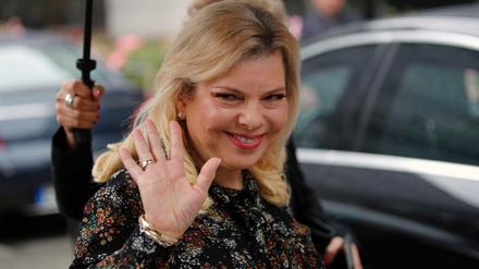 Bitte lächeln! Das dürfte Sara Netanjahu schwer fallen, bald muss sie sich vor Gericht verantworten.