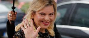Bitte lächeln! Das dürfte Sara Netanjahu schwer fallen, bald muss sie sich vor Gericht verantworten.