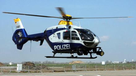 Rettungskräfte suchen nach dem vermissten Paddler im und am Uckersee.