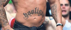 Hooligans hatten ein „Fest der Gewalt“ angekündigt. Bislang ist es ruhig.