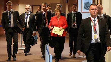 m Bundeskanzlerin Angela Merkel auf dem Weg zur Pressekonferenz am Freitag nach den Beratungen in Brüssel. 