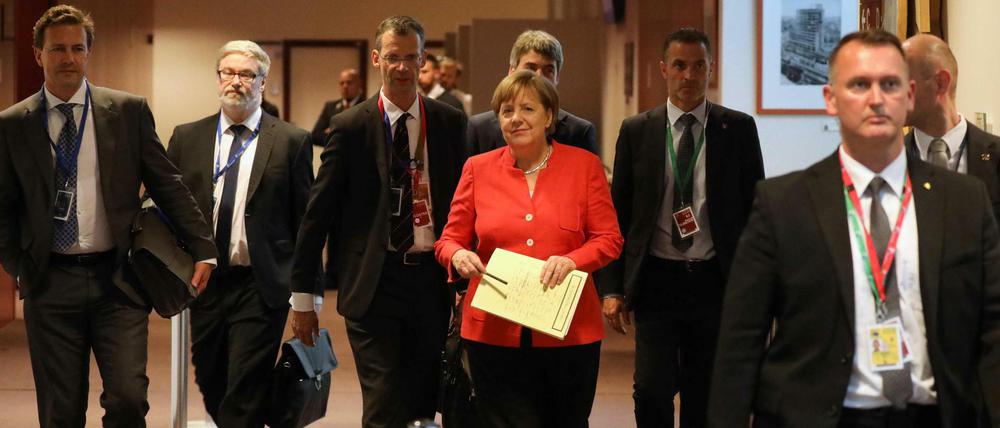 m Bundeskanzlerin Angela Merkel auf dem Weg zur Pressekonferenz am Freitag nach den Beratungen in Brüssel.