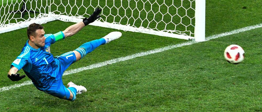 Kein Zufall. Igor Akinfeev hält und wird Held.