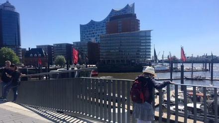 Ein Ausflug nach Hamburg bei Traumwetter ist immer eine Reise Wert. So machen die Elbphilharmonie und eine Hafenrundfahrt noch mehr Spaß.