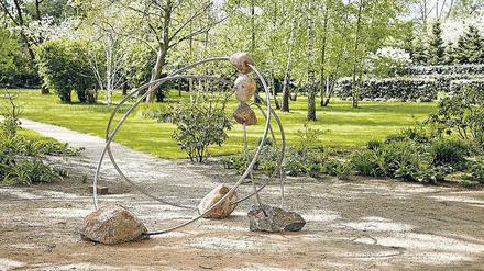 Alicja Kwades Skulptur „Revolution (Gravitas)“ von 2018 aus Steinen und Stahl im Garten der Villa. 