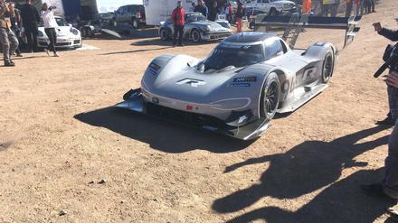 Grauer Flitzer. Der von Volkswagen neukonstruierte Elektrorennwagen I.D. R Pikes Peak beim Training am Devil's Playground. 