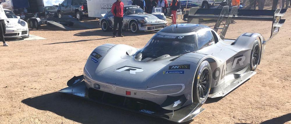Grauer Flitzer. Der von Volkswagen neukonstruierte Elektrorennwagen I.D. R Pikes Peak beim Training am Devil's Playground. 