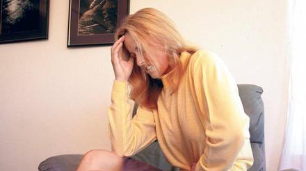 Kontrollverlust. Symptome der PMDS, eine aggressive Variante von PMS, sind Reizbarkeit und emotionale Labilität.