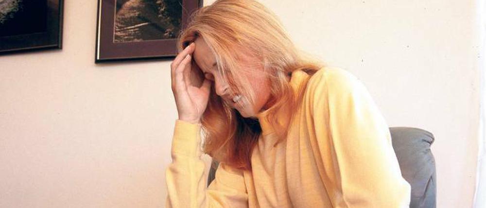 Kontrollverlust. Symptome der PMDS, eine aggressive Variante von PMS, sind Reizbarkeit und emotionale Labilität.