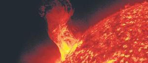 Während das Erforschen der Sonne mit bloßem Auge oder gar dem Fernglas zu schweren Verletzungen und Erblinden führen kann, können Forscher mit speziellen Techniken riesige Plasmaströme auf der Sonnenoberfläche sichtbar machen. Die Sonde "Solar-Orbiter" soll bald noch mehr Erkenntnisse bringen.
