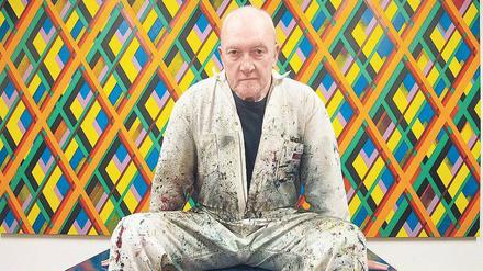 Im Linienkreuz. Sean Scully vor einem seiner Gemälde.