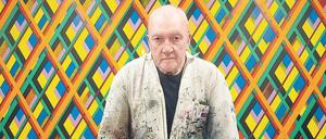 Im Linienkreuz. Sean Scully vor einem seiner Gemälde. 