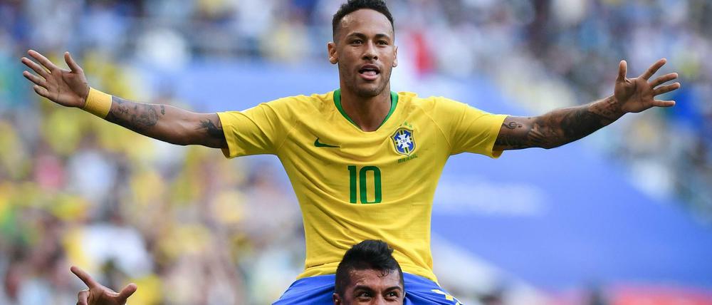 Neymar jubelt, auf dem Rücken von Paulinho.