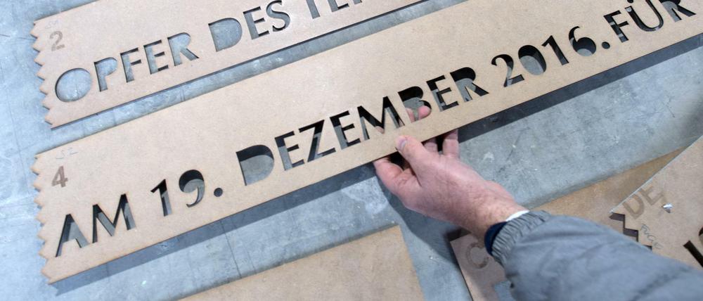 Schriftvorlagen des Mahnmales für die zwölf Opfer des Terroranschlages auf dem Breitscheidplatz.