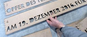 Schriftvorlagen des Mahnmales für die zwölf Opfer des Terroranschlages auf dem Breitscheidplatz.