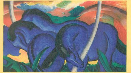 Das Plakat zur Ausstellung in London mit einer Abbildung der „Großen Blauen Pferde“ (1911) von Franz Marc.