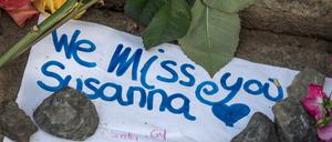 Kerzen, eine Engelsfigur und persönliche Trauerbekundungen liegen in der Nähe des Leichenfundortes von Susanna F. in Wiesbaden.