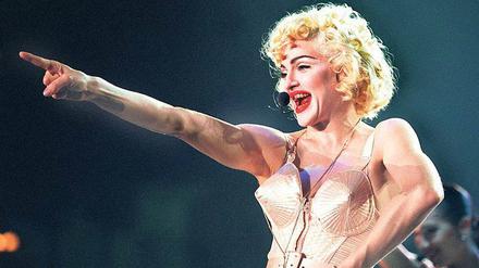 Material Girl. Madonna zeigt sich 1990 beim Dortmunder Konzert ihrer „Blond Ambition World Tour“ im Bustier des Designers Jean Paul Gaultier. 