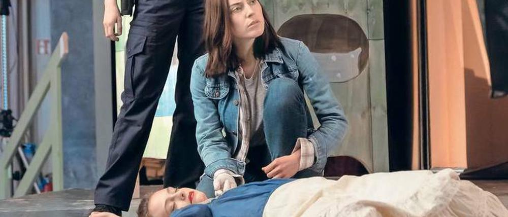 Der Apfel trägt keine Schuld: Pathologin Emma Kugler (Antje Traue, kniend), die den Tod der Schneewittchen-Darstellerin (Muriel Wimmer) untersucht, spielt die Hauptrolle in der ZDFneo-Serie „Dead End“. Die Dreharbeiten laufen noch bis Mitte Juli. 