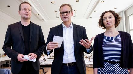 Michael Müller (SPD, M), Regierender Bürgermeister von Berlin, neben Klaus Lederer (l, Die Linke), Kultursenator von Berlin, und Ramona Pop (Bündnis 90/Die Grünen), Wirtschaftssenatorin. 