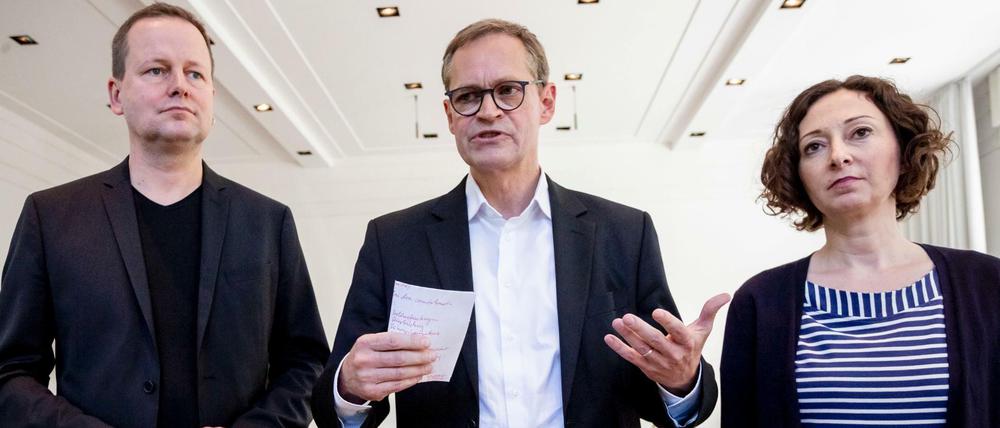 Michael Müller (SPD, M), Regierender Bürgermeister von Berlin, neben Klaus Lederer (l, Die Linke), Kultursenator von Berlin, und Ramona Pop (Bündnis 90/Die Grünen), Wirtschaftssenatorin.