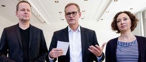 Michael Müller (SPD, M), Regierender Bürgermeister von Berlin, neben Klaus Lederer (l, Die Linke), Kultursenator von Berlin, und Ramona Pop (Bündnis 90/Die Grünen), Wirtschaftssenatorin. 