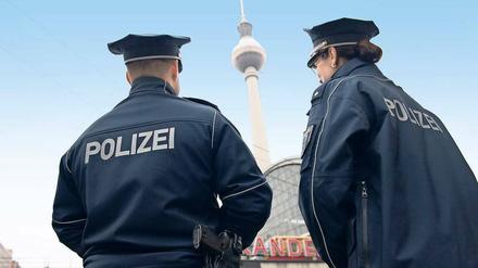 Die neue Alex-Wache an der Weltzeituhr allein hält Unruhestifter nicht ab. Darum wurde die "Ermittlergruppe Alex" eingesetzt.
