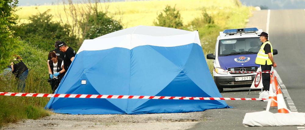 Spanische Polizisten sichern den Fundort der Frauenleiche.