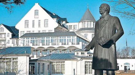 Hilperts Erbe. Das Resort am Schwielowsee mit Fontane-Skulptur.