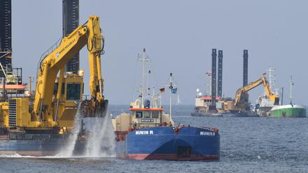 Im Greifswalder Bodden heben Bagger einen Graben für Nord Stream 2 aus. 