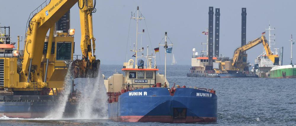 Im Greifswalder Bodden heben Bagger einen Graben für Nord Stream 2 aus.