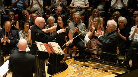 Yulia Deyneka gratuliert Aribert Reimann. Rechts Daniel Barenboim